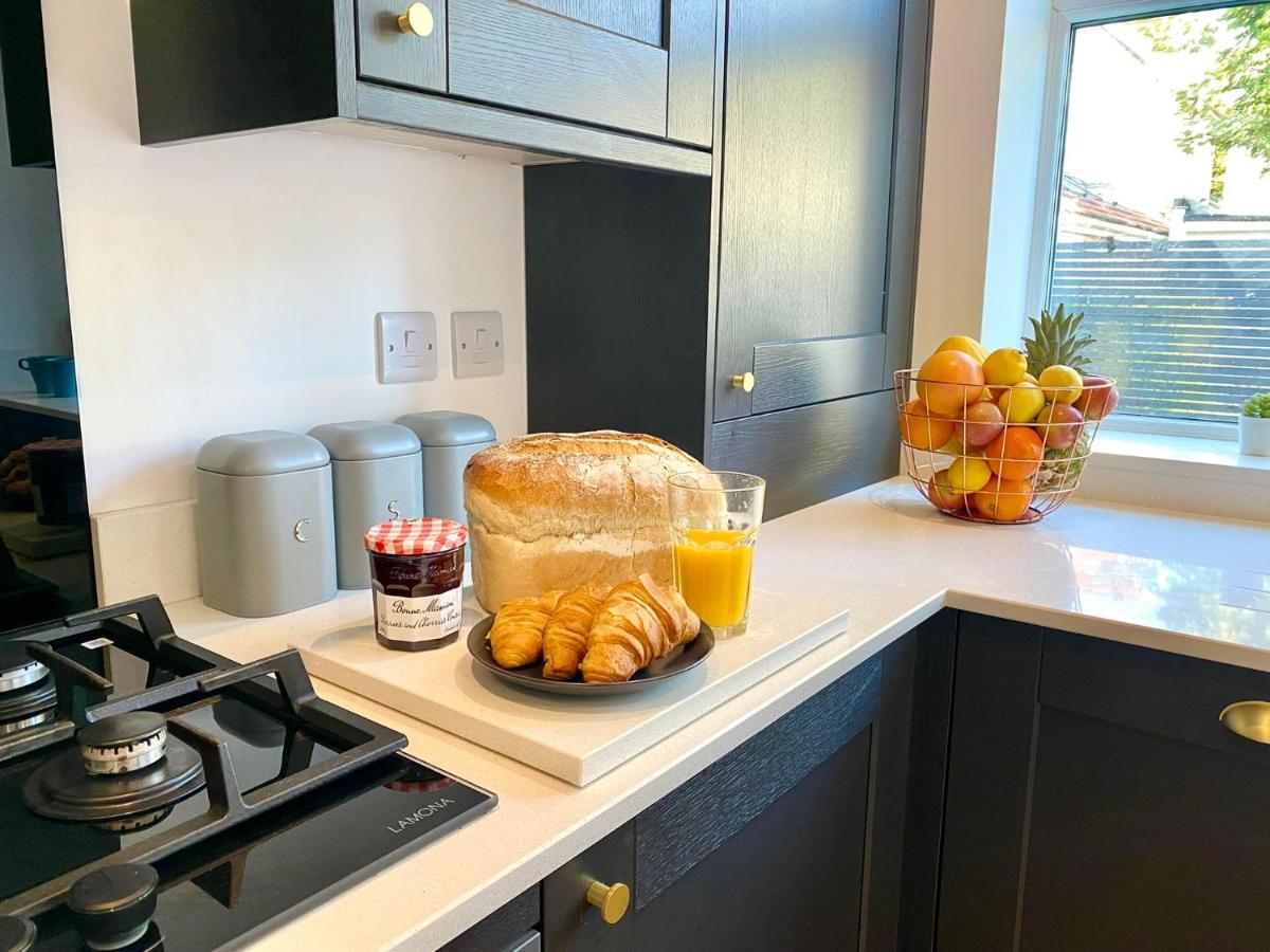 Brand New 2022 Beautiful & Stylish 2 Bedroom Apartment! - 5 Minute Walk To The Best Beach! - Great Location - Free Parking - Fast Wifi - Smart Tv - Sleeps Up To 4! Close To Bournemouth & Poole Town Centre & Sandbanks Extérieur photo