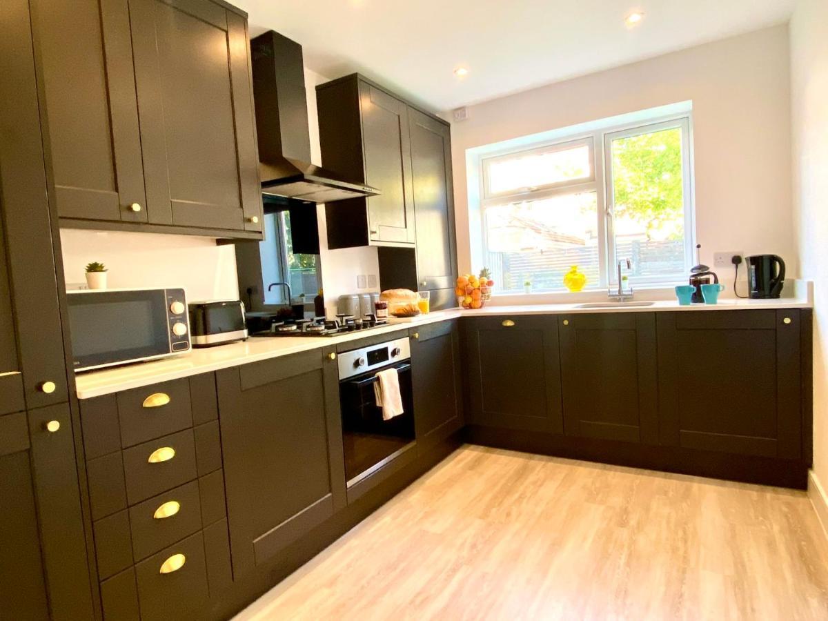 Brand New 2022 Beautiful & Stylish 2 Bedroom Apartment! - 5 Minute Walk To The Best Beach! - Great Location - Free Parking - Fast Wifi - Smart Tv - Sleeps Up To 4! Close To Bournemouth & Poole Town Centre & Sandbanks Extérieur photo