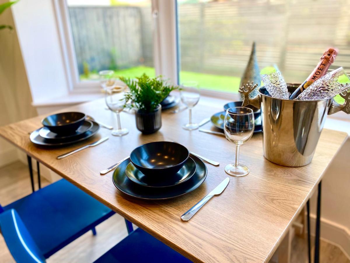 Brand New 2022 Beautiful & Stylish 2 Bedroom Apartment! - 5 Minute Walk To The Best Beach! - Great Location - Free Parking - Fast Wifi - Smart Tv - Sleeps Up To 4! Close To Bournemouth & Poole Town Centre & Sandbanks Extérieur photo