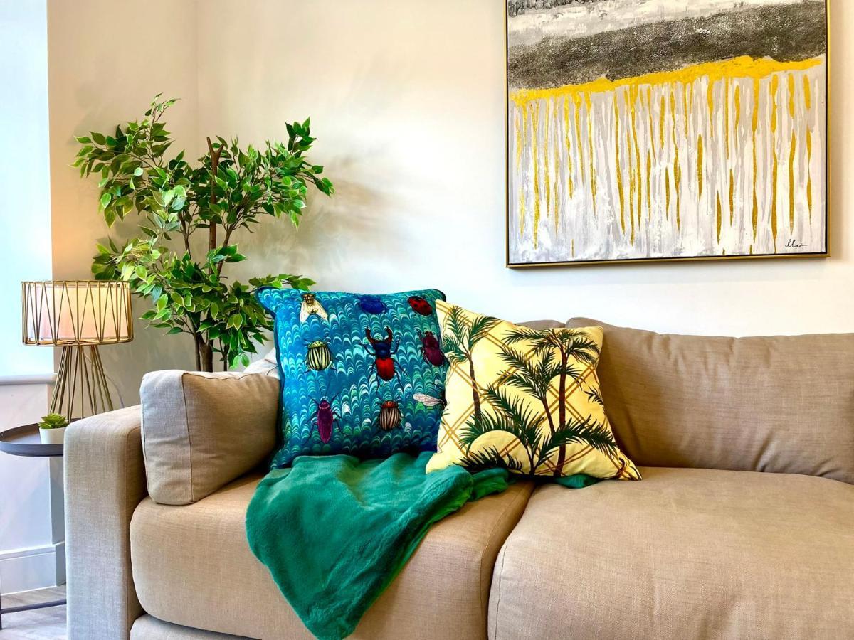 Brand New 2022 Beautiful & Stylish 2 Bedroom Apartment! - 5 Minute Walk To The Best Beach! - Great Location - Free Parking - Fast Wifi - Smart Tv - Sleeps Up To 4! Close To Bournemouth & Poole Town Centre & Sandbanks Extérieur photo